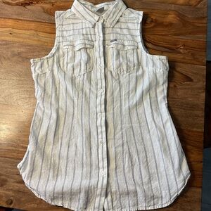 Woman’s Columbia cotton button front sleeveless top